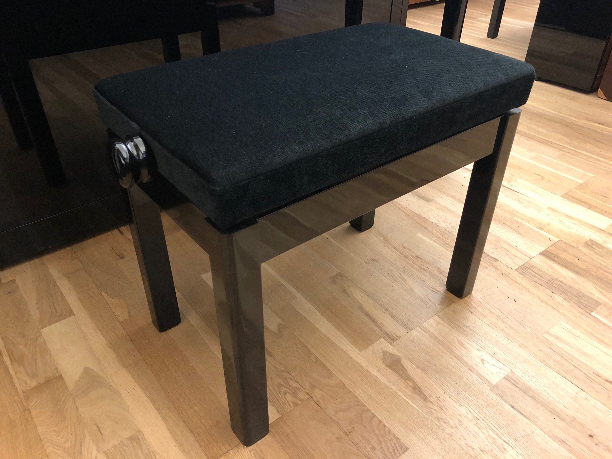LSM adjustable piano stool With draylon top view