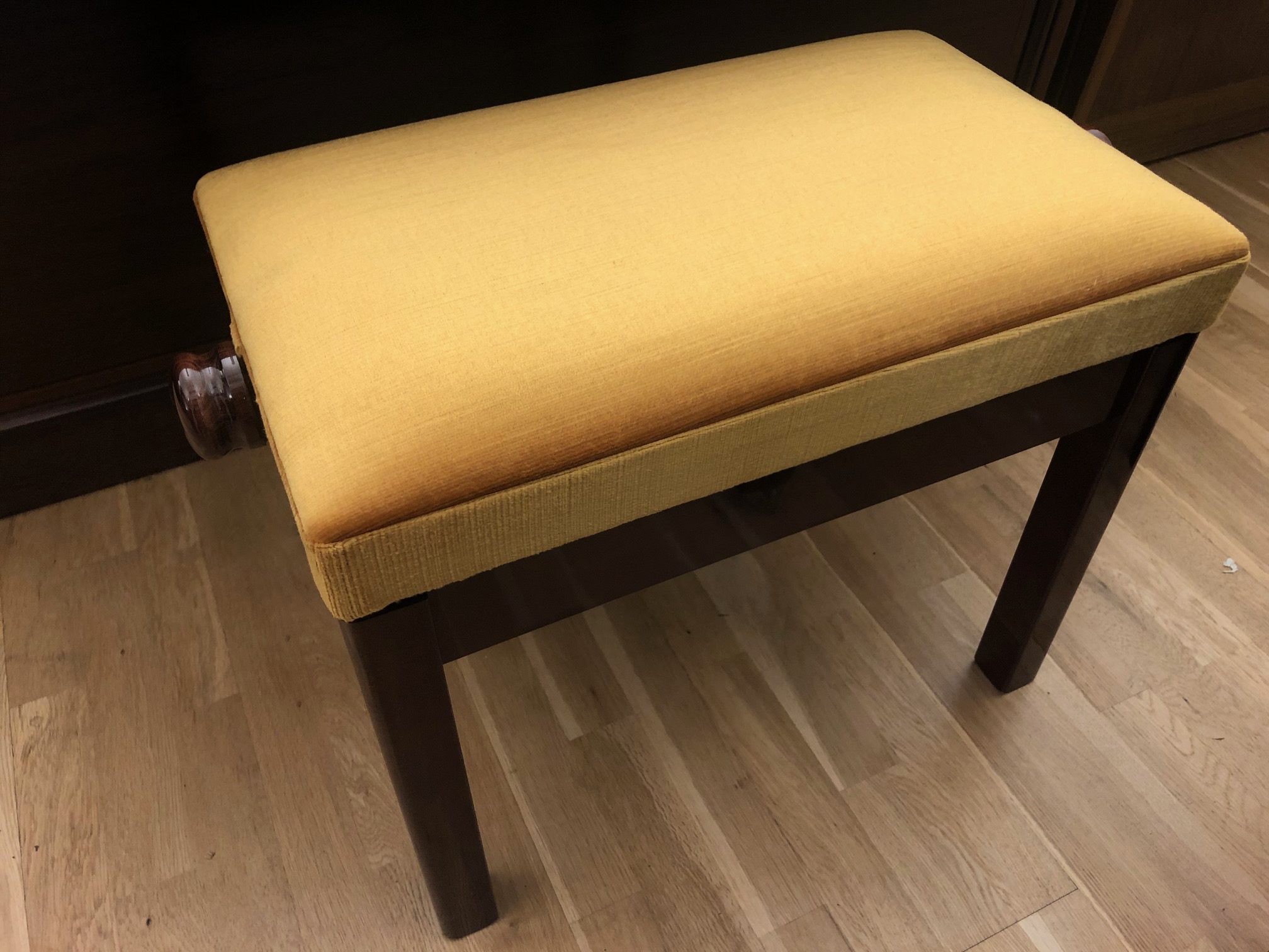 LSM adjustable piano stool With draylon top view