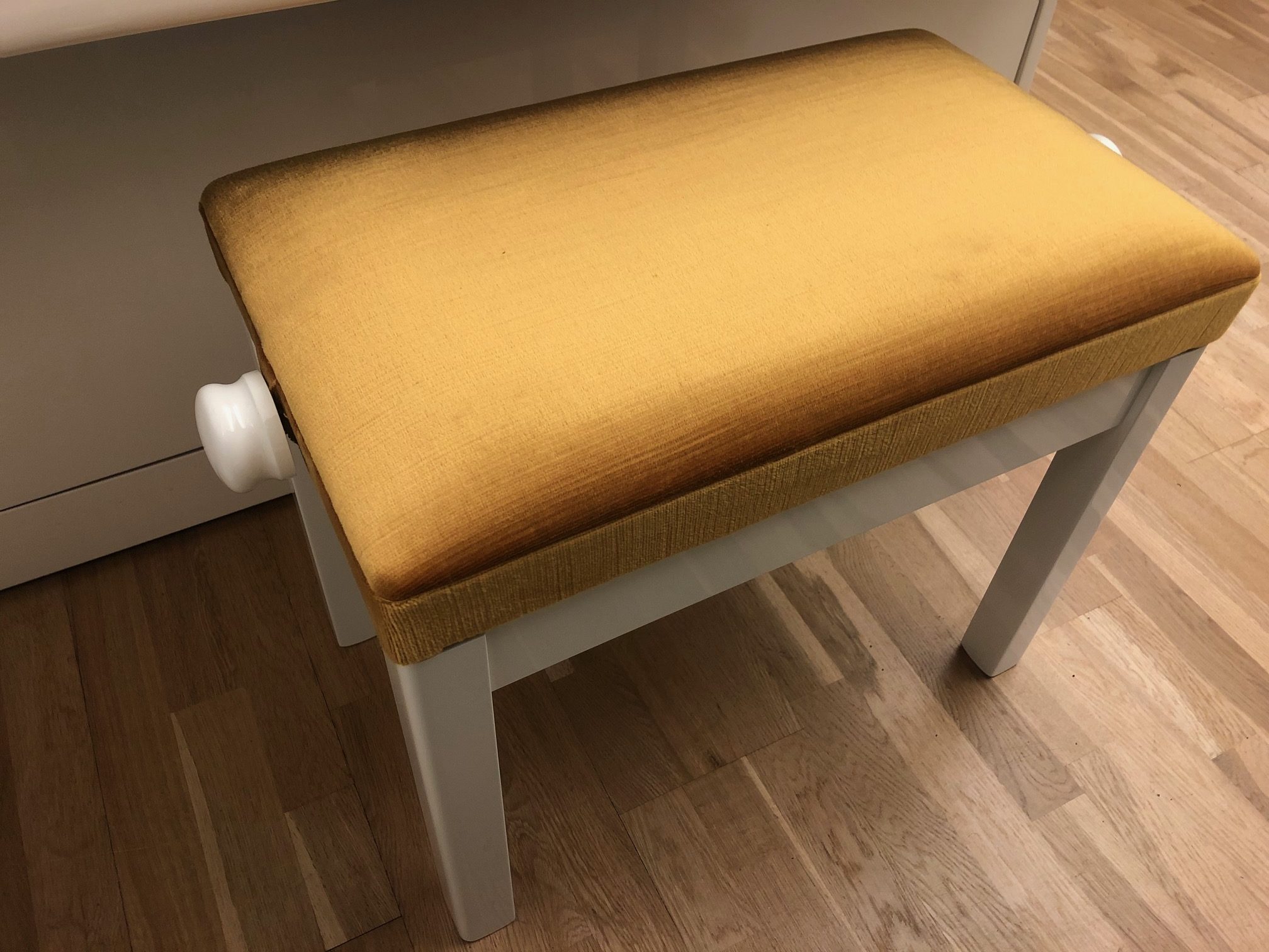 LSM adjustable piano stool With draylon top view