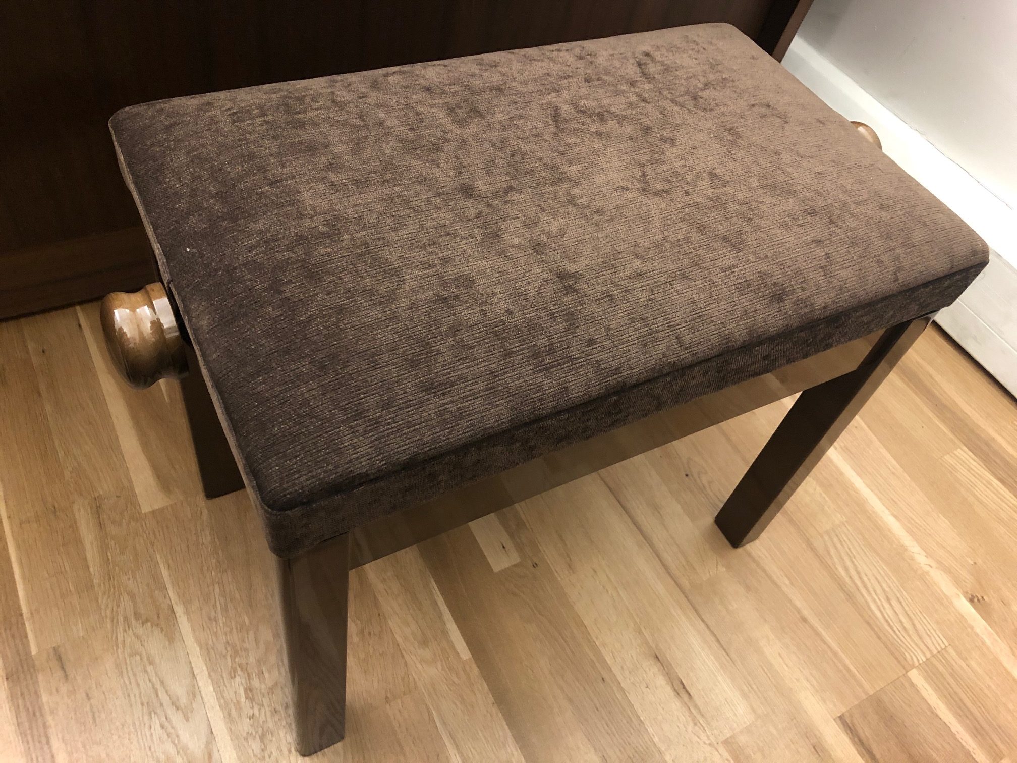 LSM adjustable piano stool With draylon top view