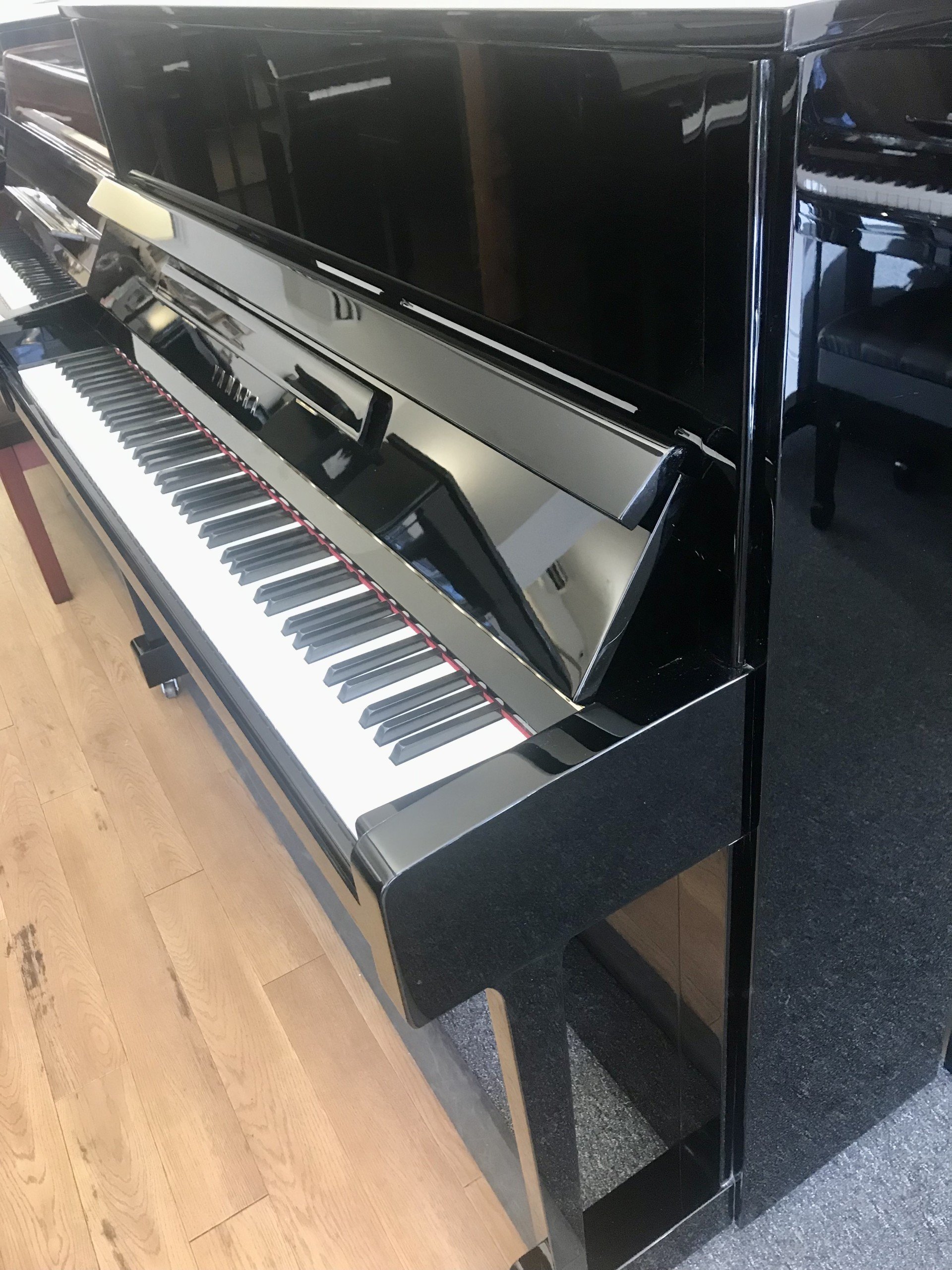 Yamaha B3 view